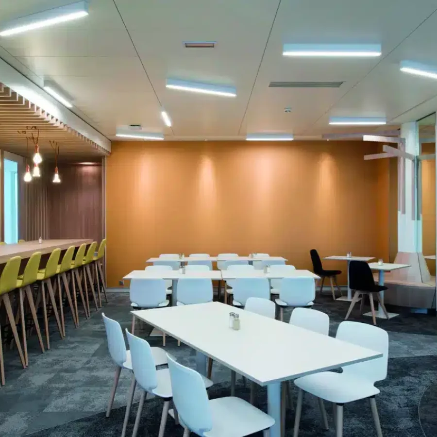 mur tendu coloré dans une cafétéria