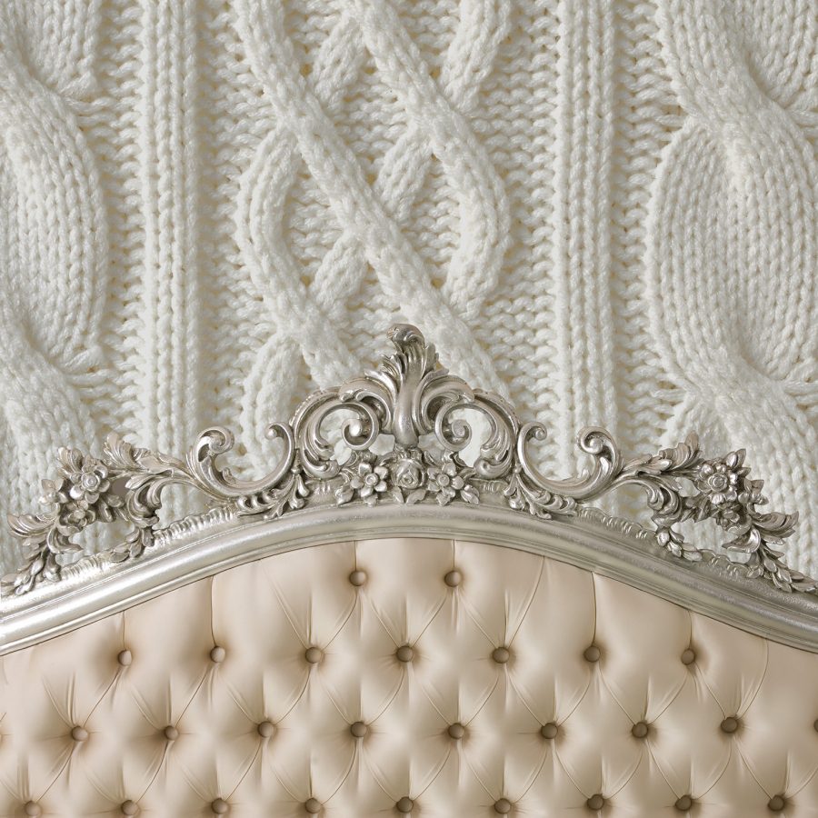 ADREA torsade tricot blanc photo d'un mur imprimé avec un visuel de tricot derrière une tête de lit