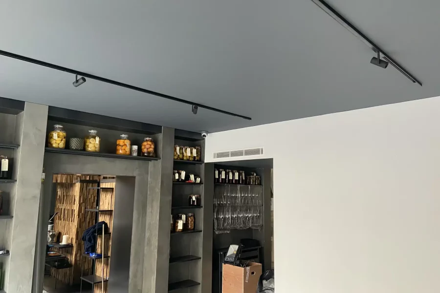 plafond tendu coloré dans un restaurant
