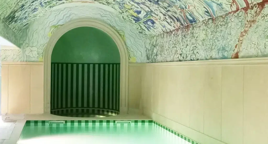 plafond tendu imprimé et acoustique dans une piscine