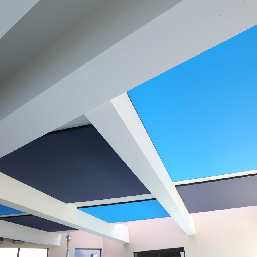 Photo de cadres acoustiques imprimés colors bleu installé au plafond