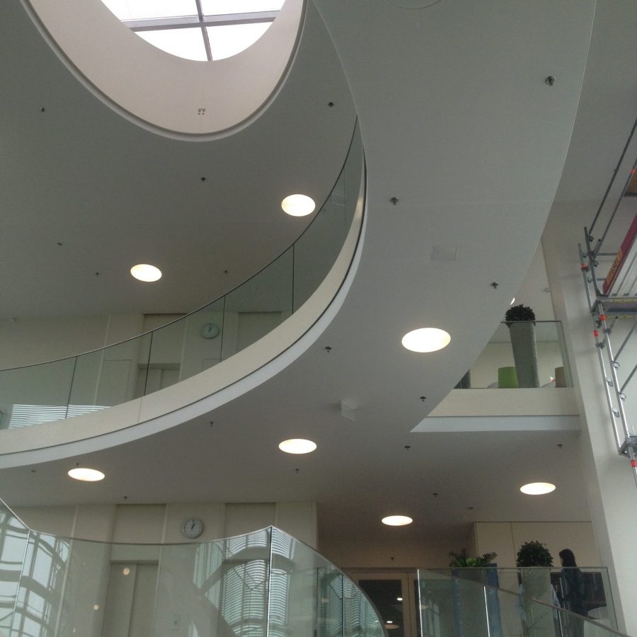 Photo d'un plafond acoustique blanc installé dans un hall d'accueil de société