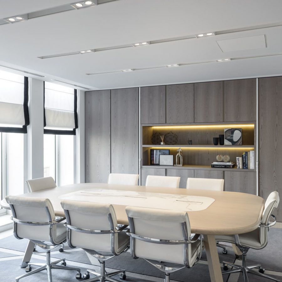 Plafond acoustique blanc, salle de réunion, siège social Apsys, Paris (XVIe) Photo d'une salle de réunion avec un plafond acoustique blanc au siège social d'Apsys