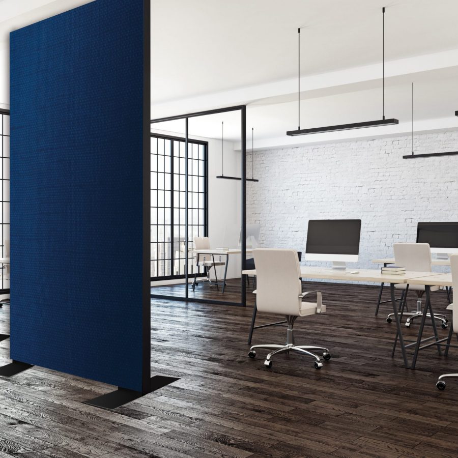 photo d'un espace de coworking avec des cadres en configuration cloison avec une couleur imprimée bleue