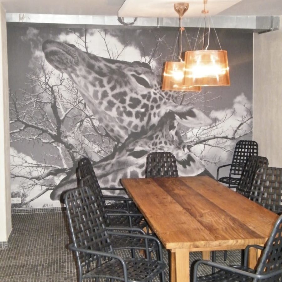photo d'une toile imprimée en noir et blanc avec des têtes de girafe dans une salle à manger