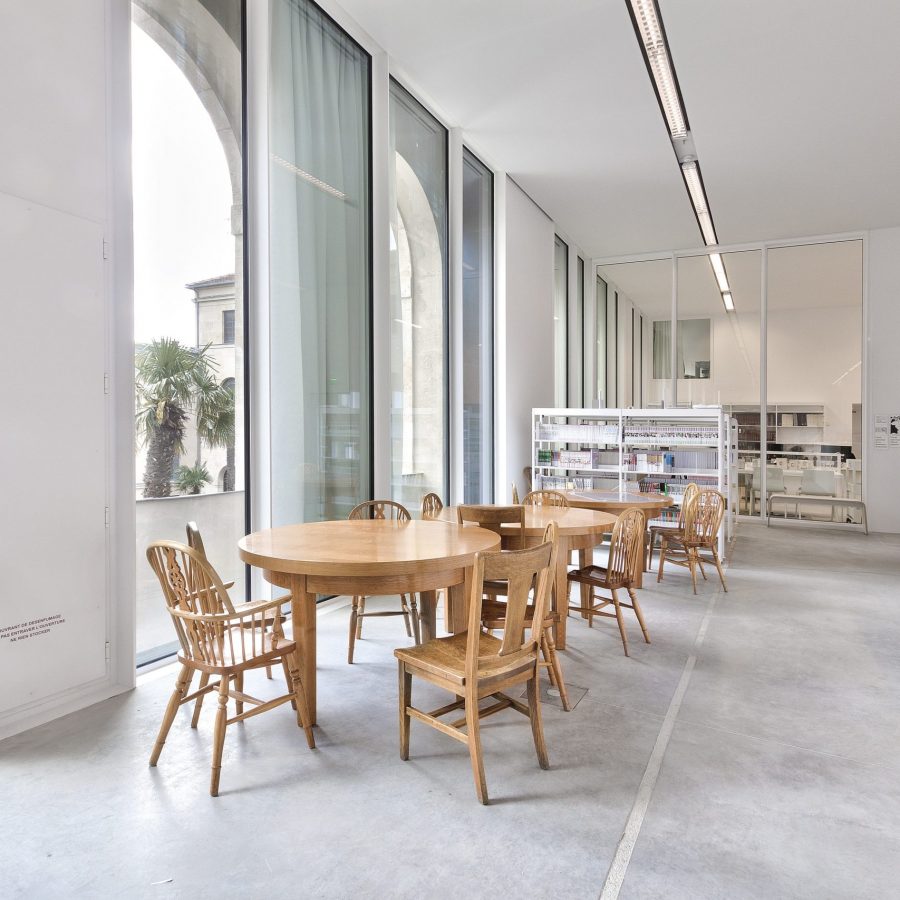 photo de plafond blanc acoustique dans une des salles de la médiathèque Françoise Sagan