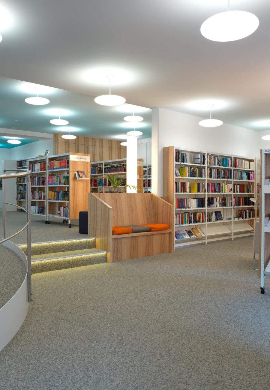 photo de plafonds imprimés avec un ciel bleu vaporeux dans une bibliothèque d'une école