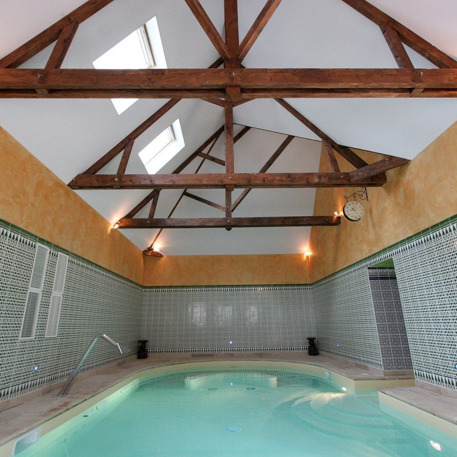 Photo d'un plafond tendu a froid blanc sous rampant au dessus d'une piscine privée