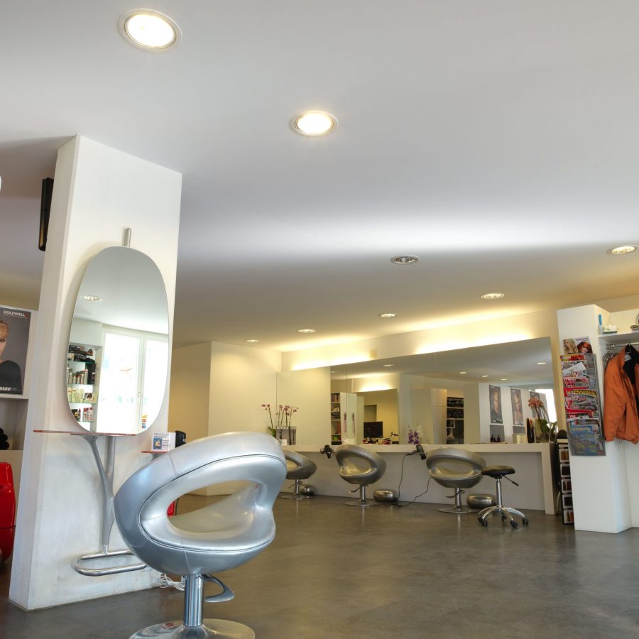 photo d'un salon de coiffure avec un plafond tendu à froid blanc