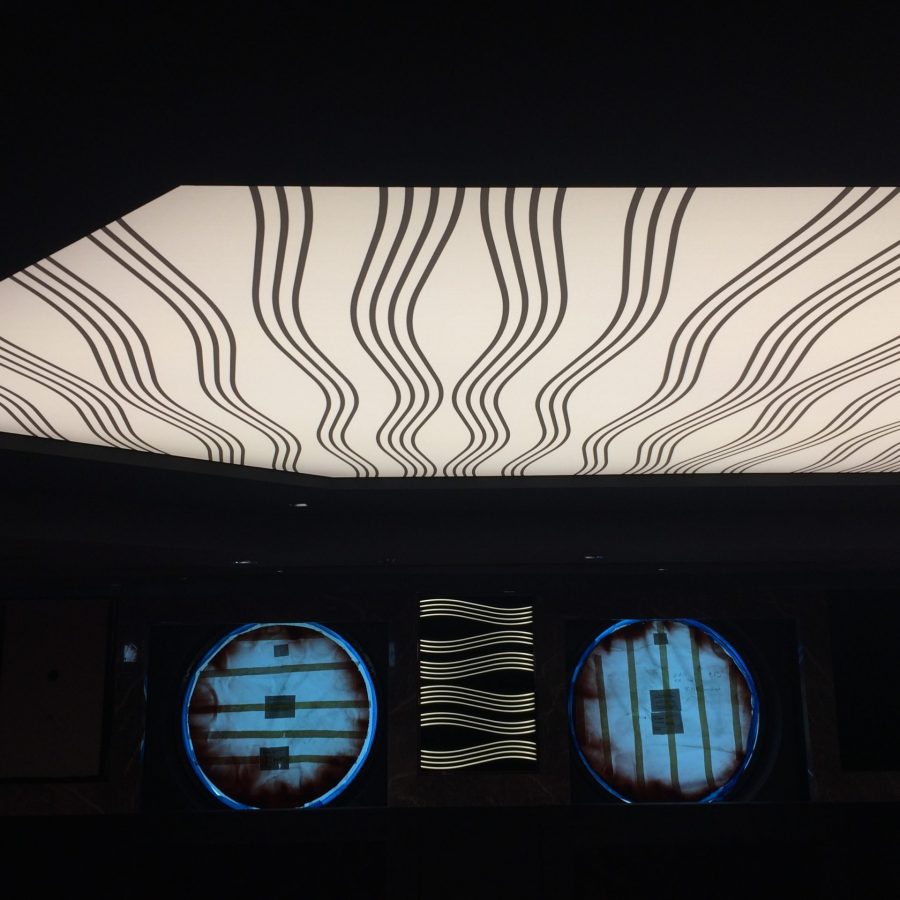 photo d'un plafond imprimé sur la face arrière de notre revêtement standard avec des rayures noires