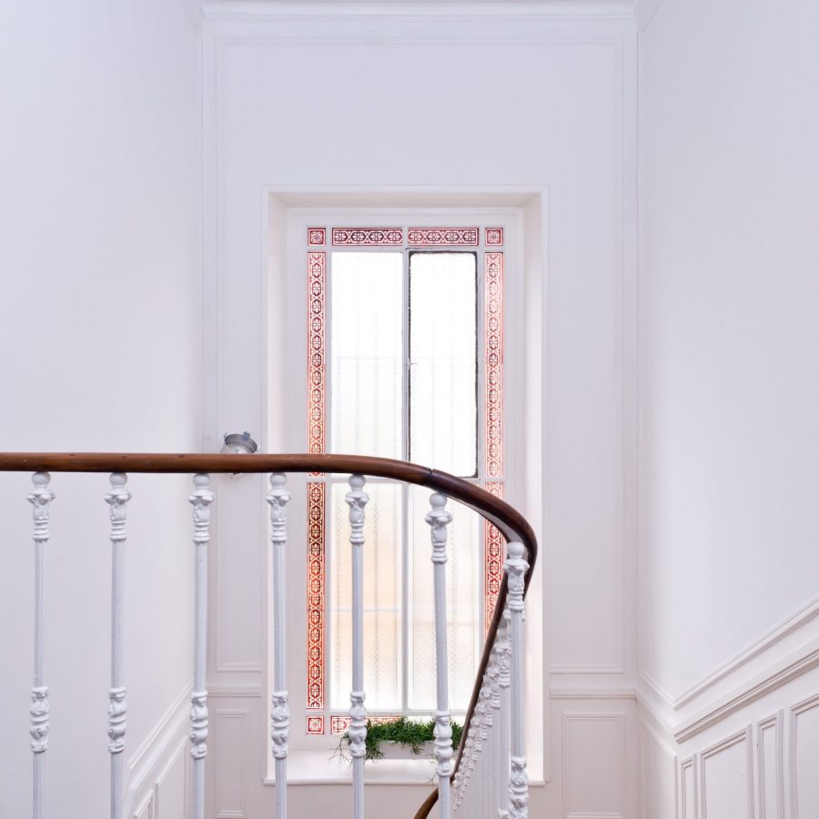 Photo d'un plafond imprimé dans une montée d'escalier avec un visuel de fleurs