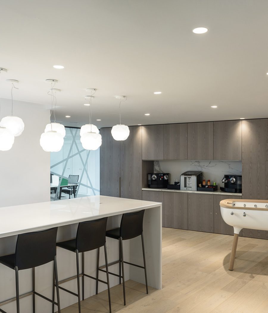 Plafond acoustique blanc, espace de détente Photo d'un espace de détente avec un plafond acoustique blanc au siège social d'Apsys