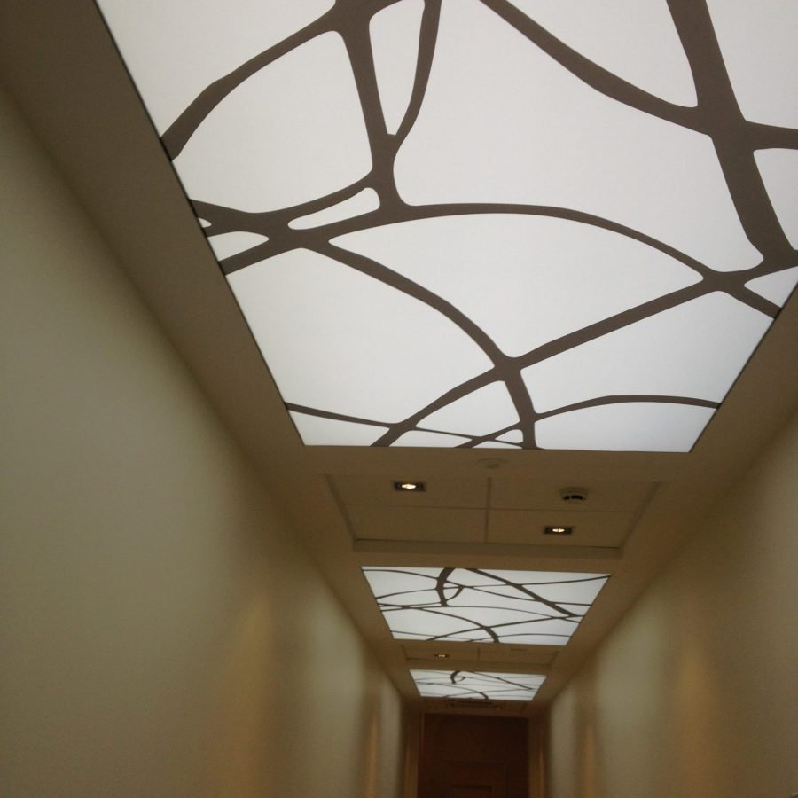 Photo d'un couloir avec revêtements rétroéclairés ALYOS au plafond