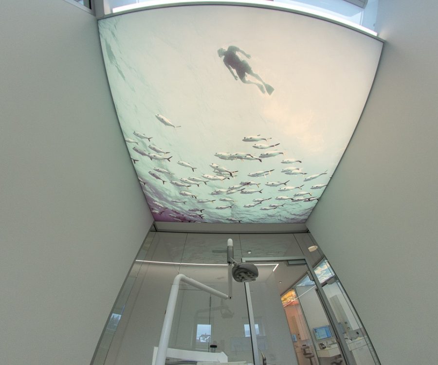 Toile rétroéclairée ALYOS, Cabinet dentiste photo dun plafond avec une toile translucide imprimé poissons et plongeur installée au plafond d'un cabinet de dentiste