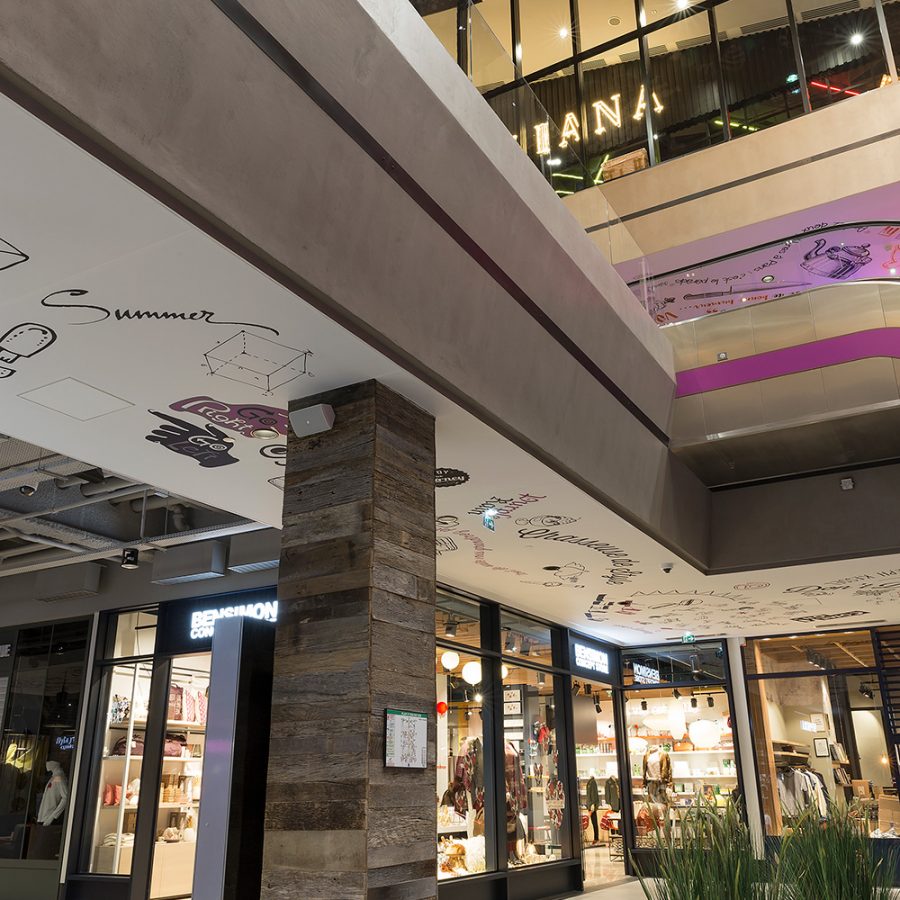 Plafonds imprimés acoustiques, Centre commercial VILL’UP Photo des plafonds acoustiques imprimés avec des design au trait dans le centre commercial VILL'UP à Paris