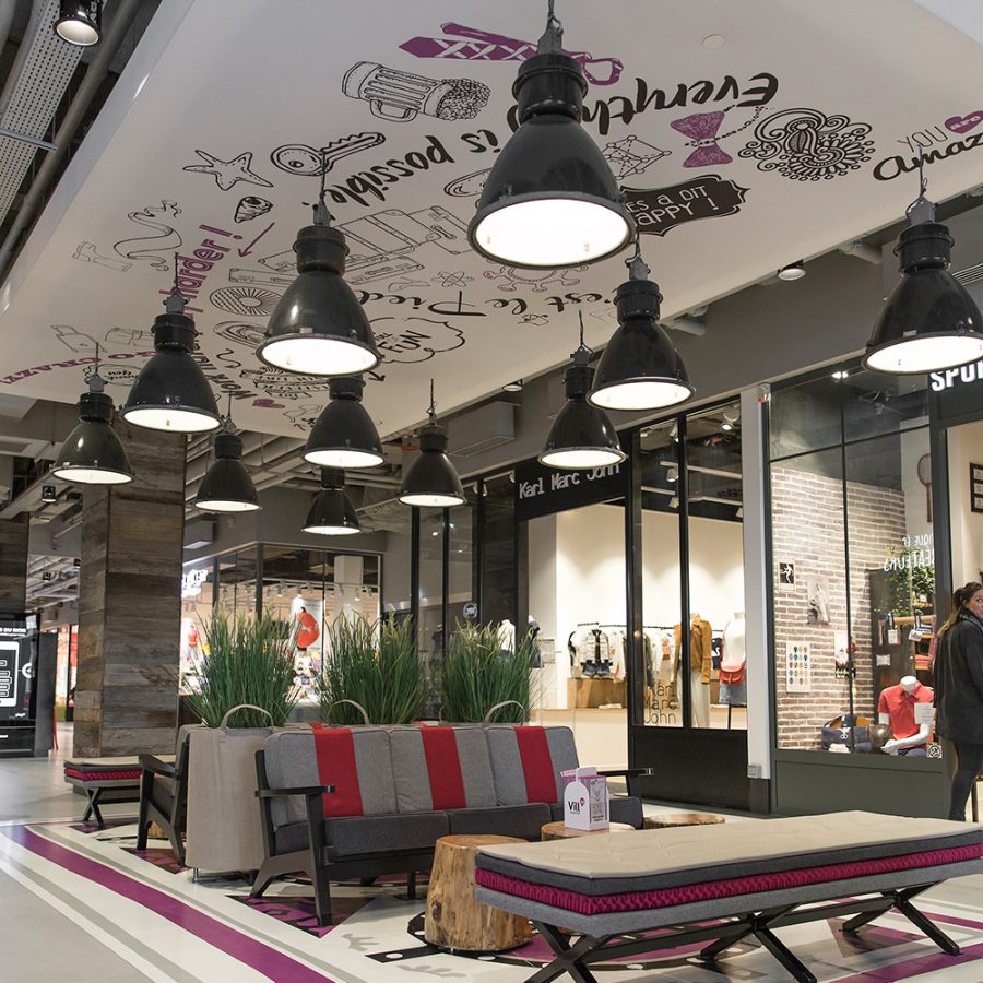 Cadre acoustique imprimé, Centre commercial VILL’UP, Paris XIXe Photo d'un cadre acoustique imprimé au plafond dans le centre commercial VILL'UP à Paris