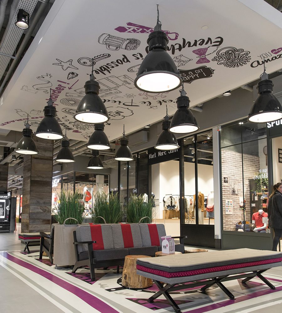 Cadre acoustique imprimé, Centre commercial VILL’UP, Paris XIXe Photo d'un cadre acoustique imprimé au plafond dans le centre commercial VILL'UP à Paris